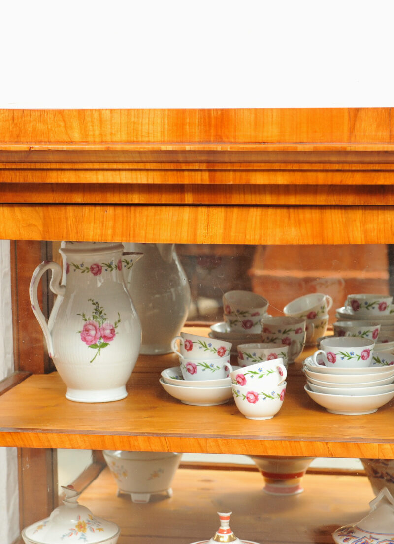 Biedermeier_Vitrine_Kirsche_3608 (4) Detail dreiseitig verglaste Vitrine Biedermeier Kirsche