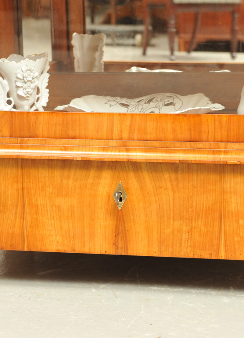 Biedermeier_Vitrine_Kirsche_3608 (6) Detail dreiseitig verglaste Vitrine Biedermeier Kirsche