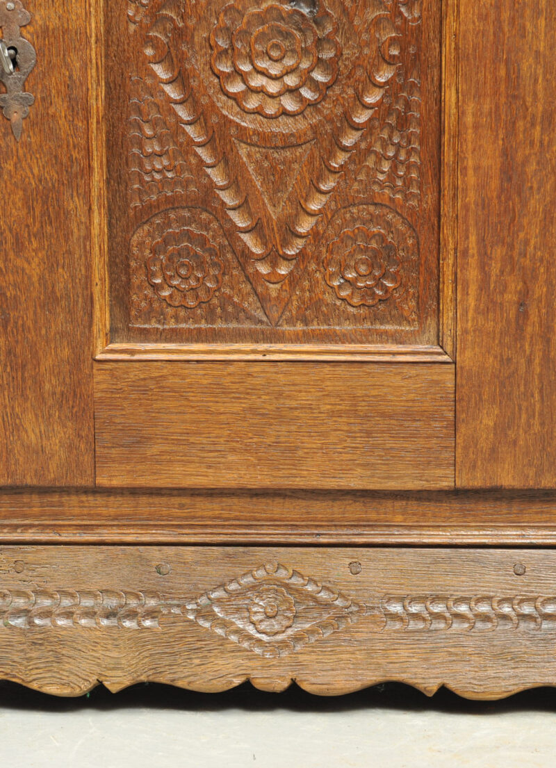 antiker_Brotschrank_Eiche_3610 (4) Detail antiker Vorratsschrank Osnabrücker Land