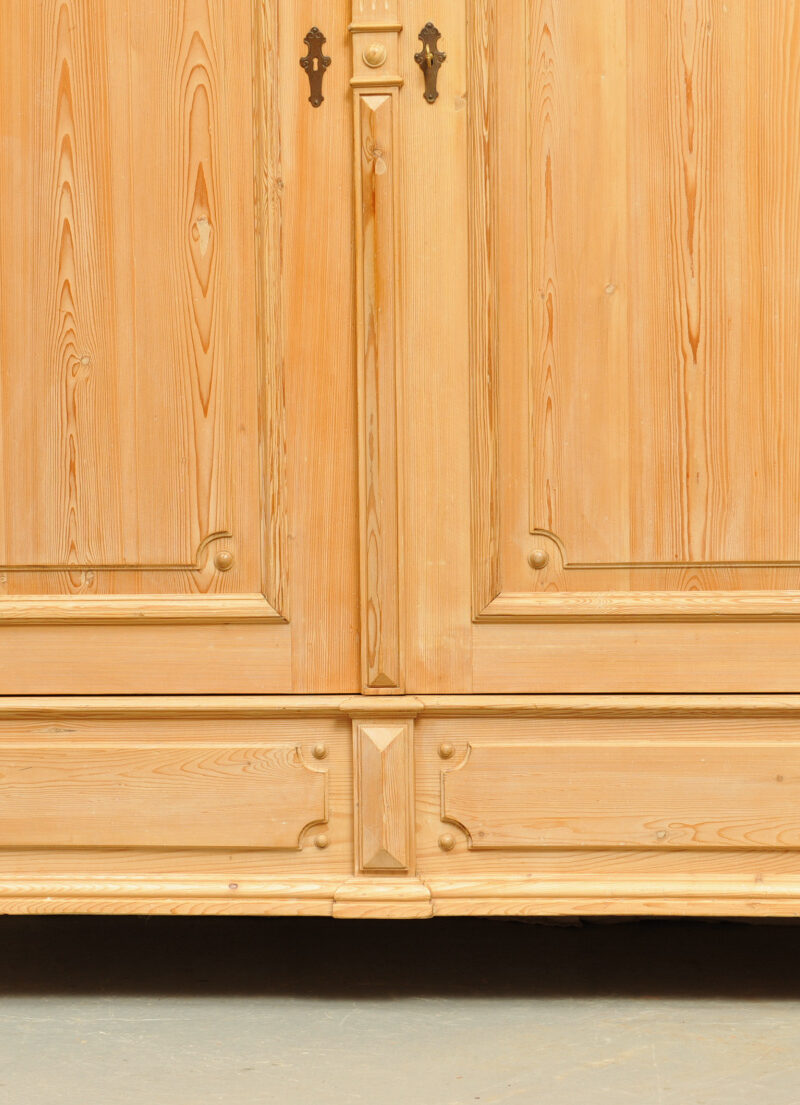 Gruenderzeit_Dielenschrank_Weichholz_3611 (4) Detail großer zerlegbarer Weichholzschrank Gründerzeit