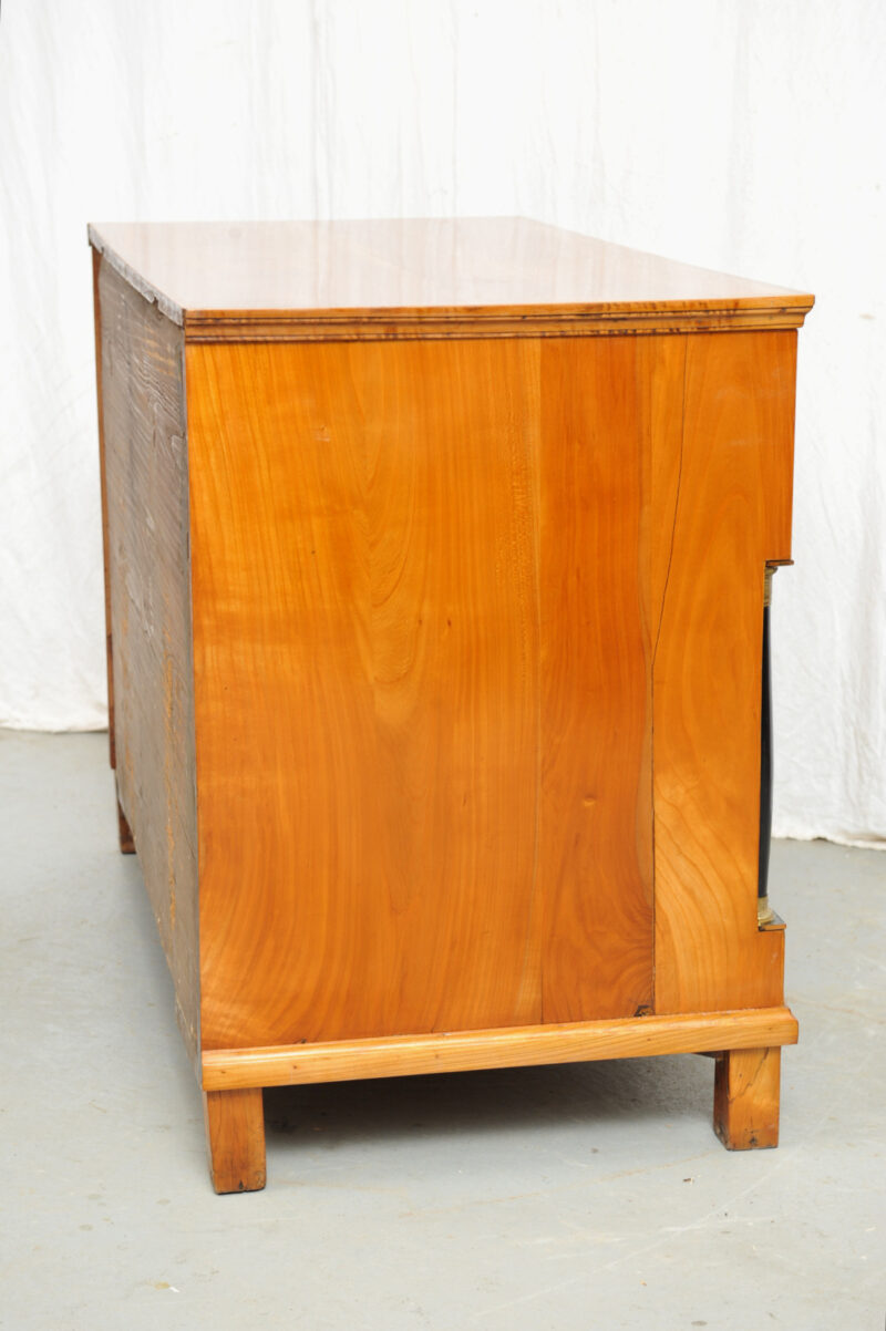 Detail süddeutsche Biedermeier Kommode Kirschbaum furniert