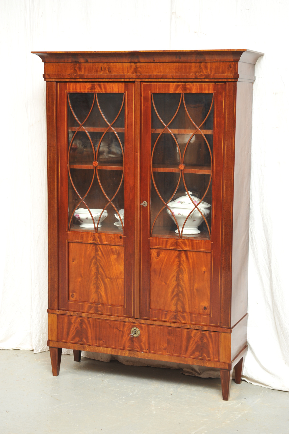 Biedermeier Vitrinenschrank Mahagoni mit Fadeneinlagen
