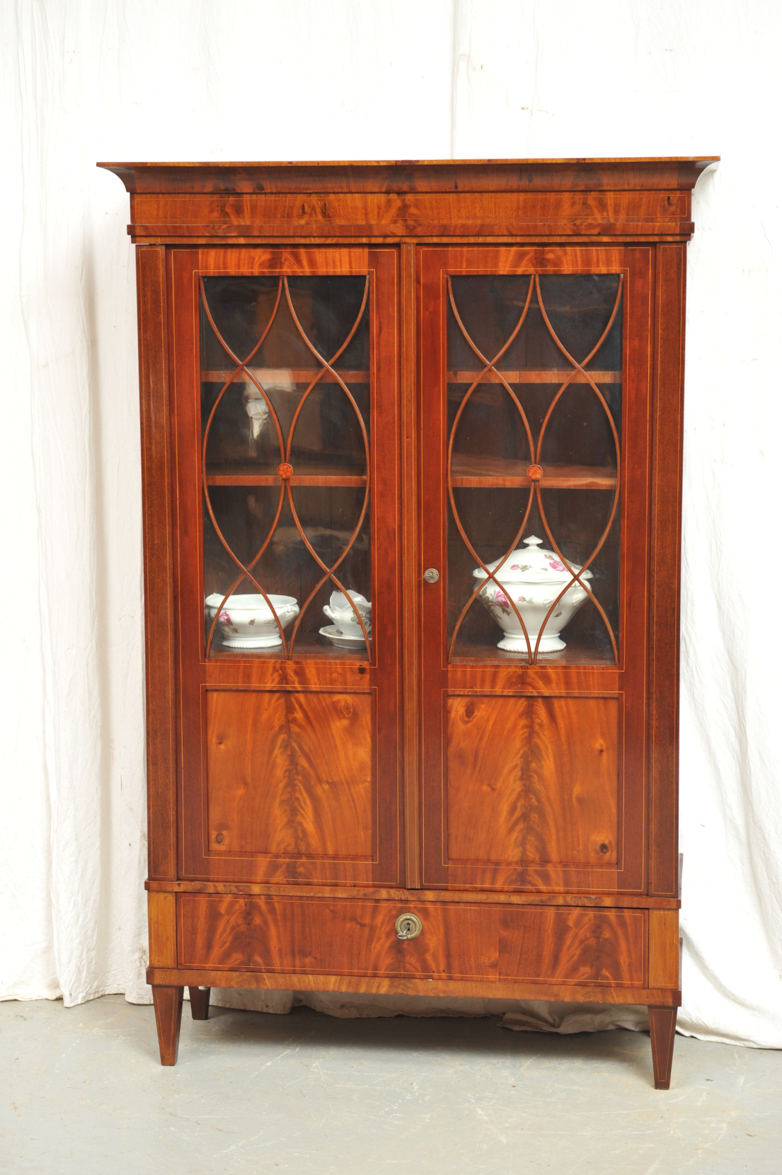 Biedermeier Vitrinenschrank Mahagoni mit Fadeneinlagen