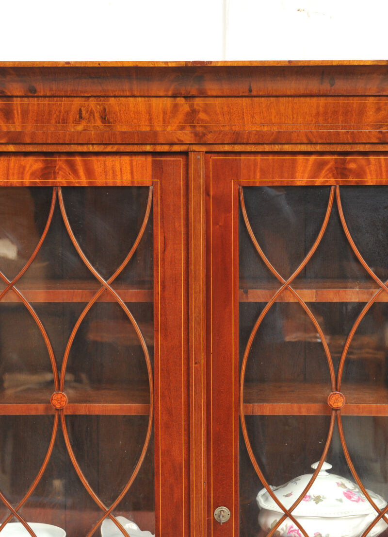 Biedermeier Vitrinenschrank Mahagoni mit Fadeneinlagen