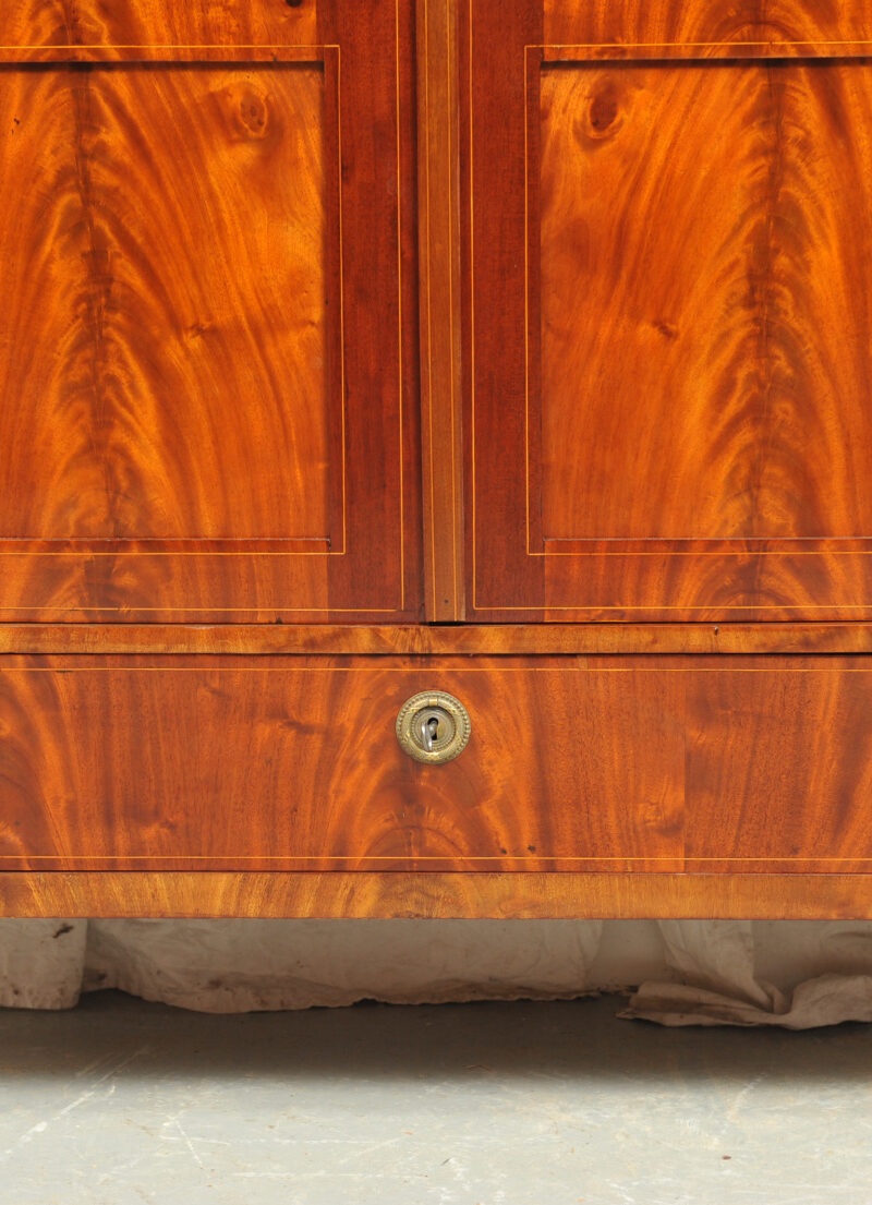 Detail Biedermeier Vitrinenschrank Mahagoni mit Fadeneinlagen