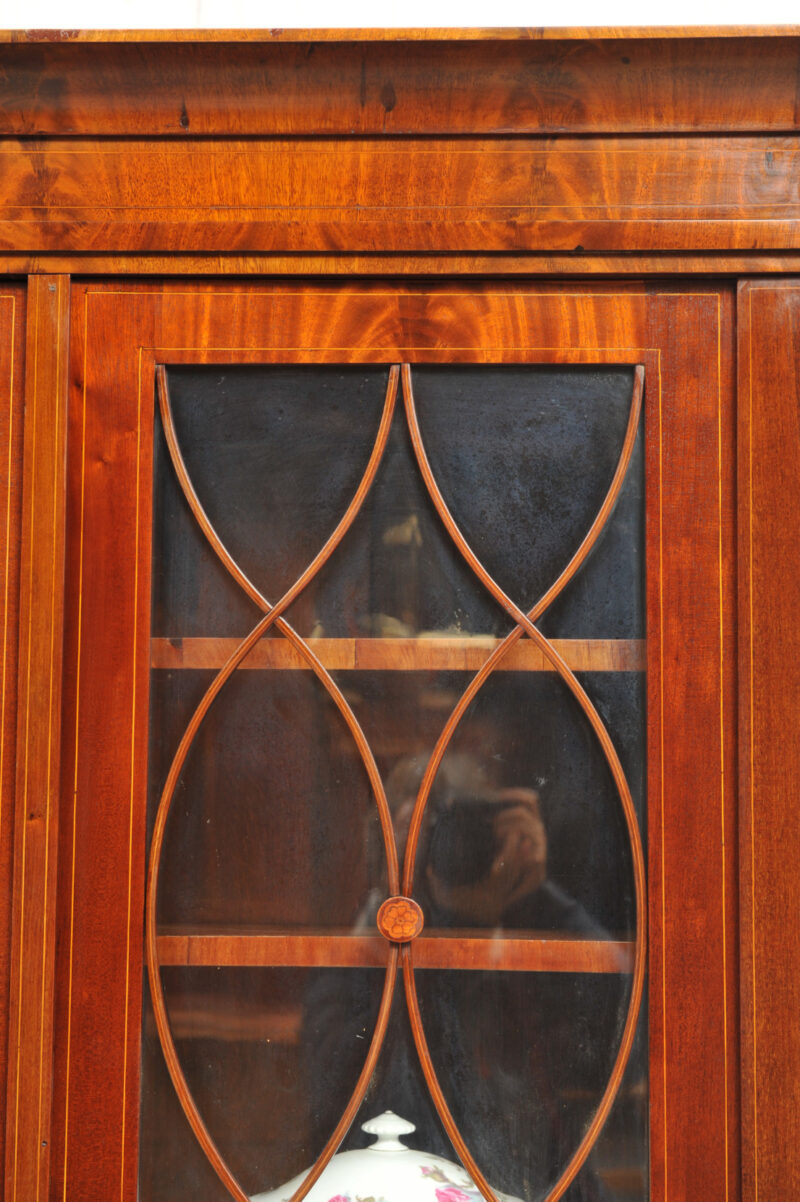 Detail Biedermeier Vitrinenschrank Mahagoni mit Fadeneinlagen