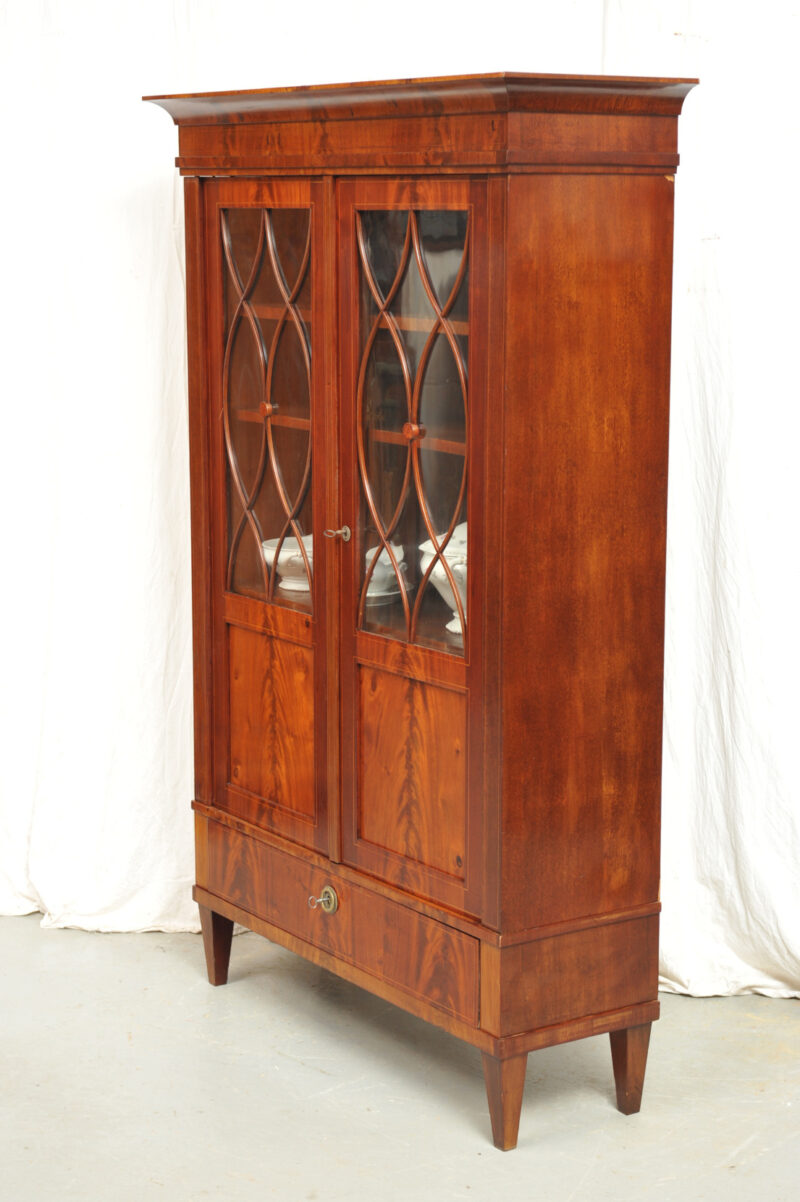 Biedermeier Vitrinenschrank Mahagoni mit Fadeneinlagen