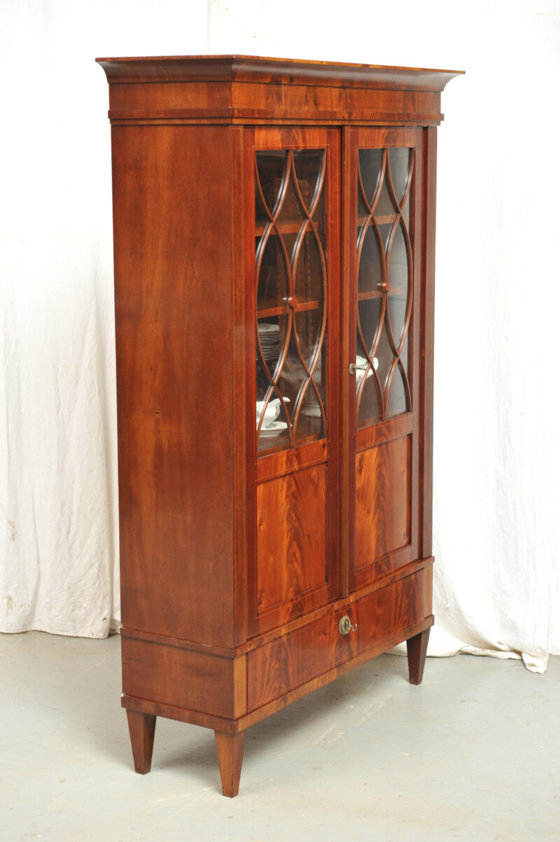Biedermeier Vitrinenschrank Mahagoni mit Fadeneinlagen