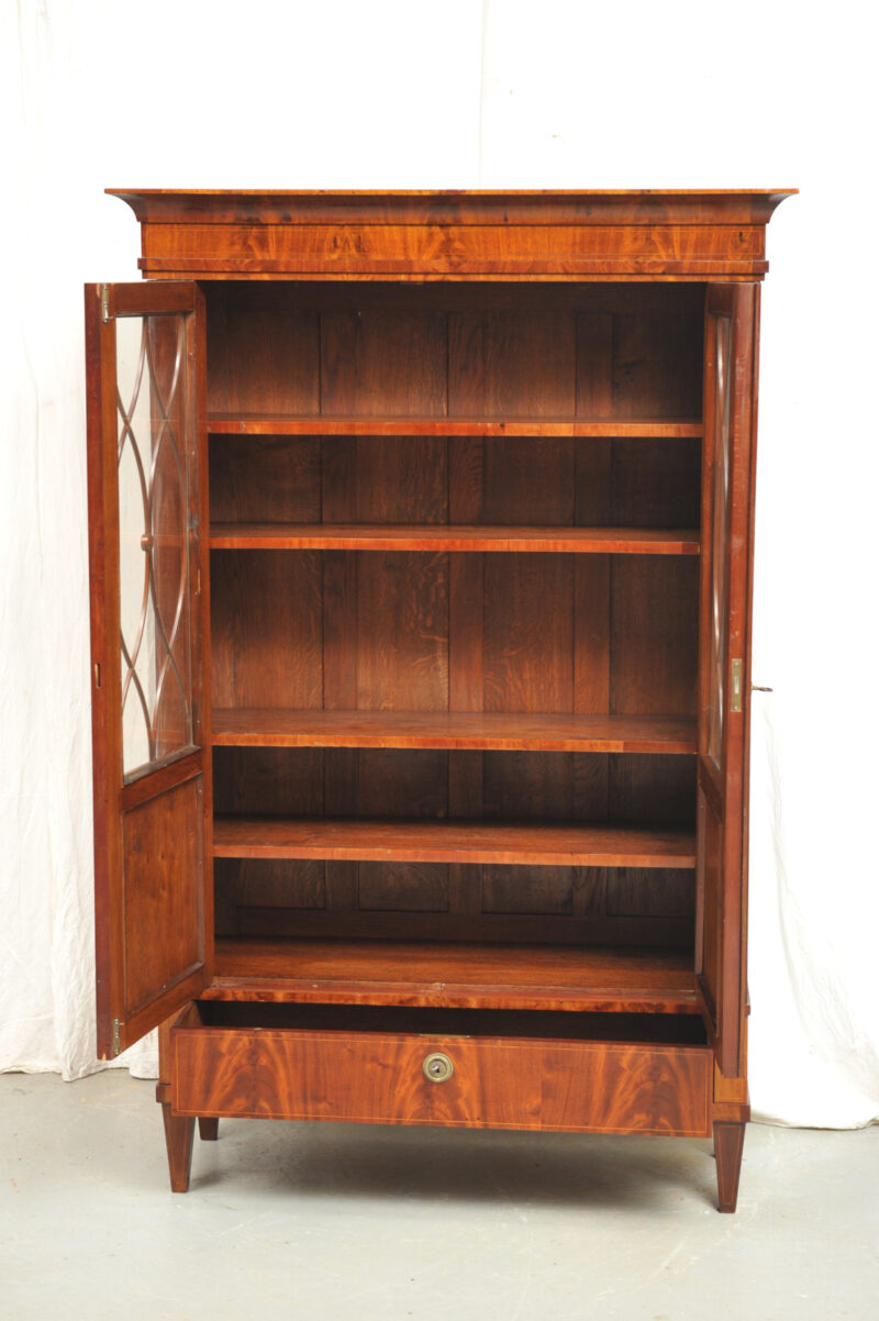Innen Biedermeier Vitrinenschrank Mahagoni mit Fadeneinlagen