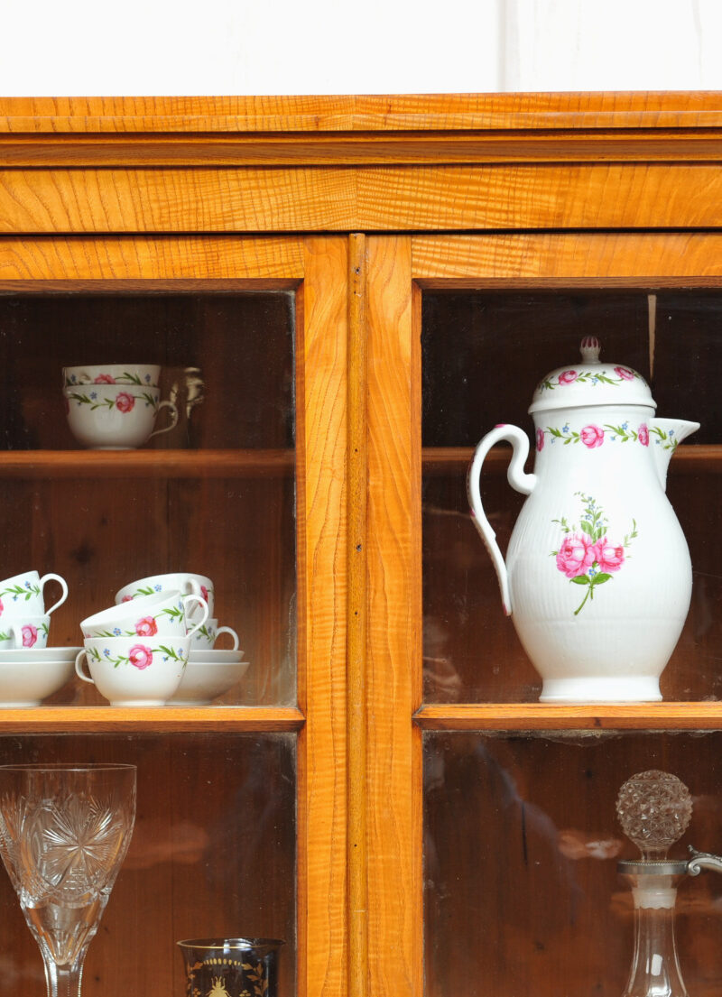 Detail kleiner Biedermeier Bücherschrank Esche