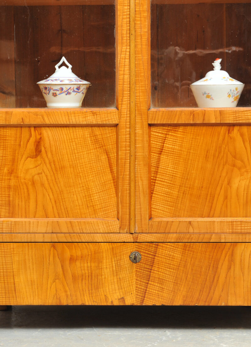 Detail kleiner Biedermeier Bücherschrank Esche