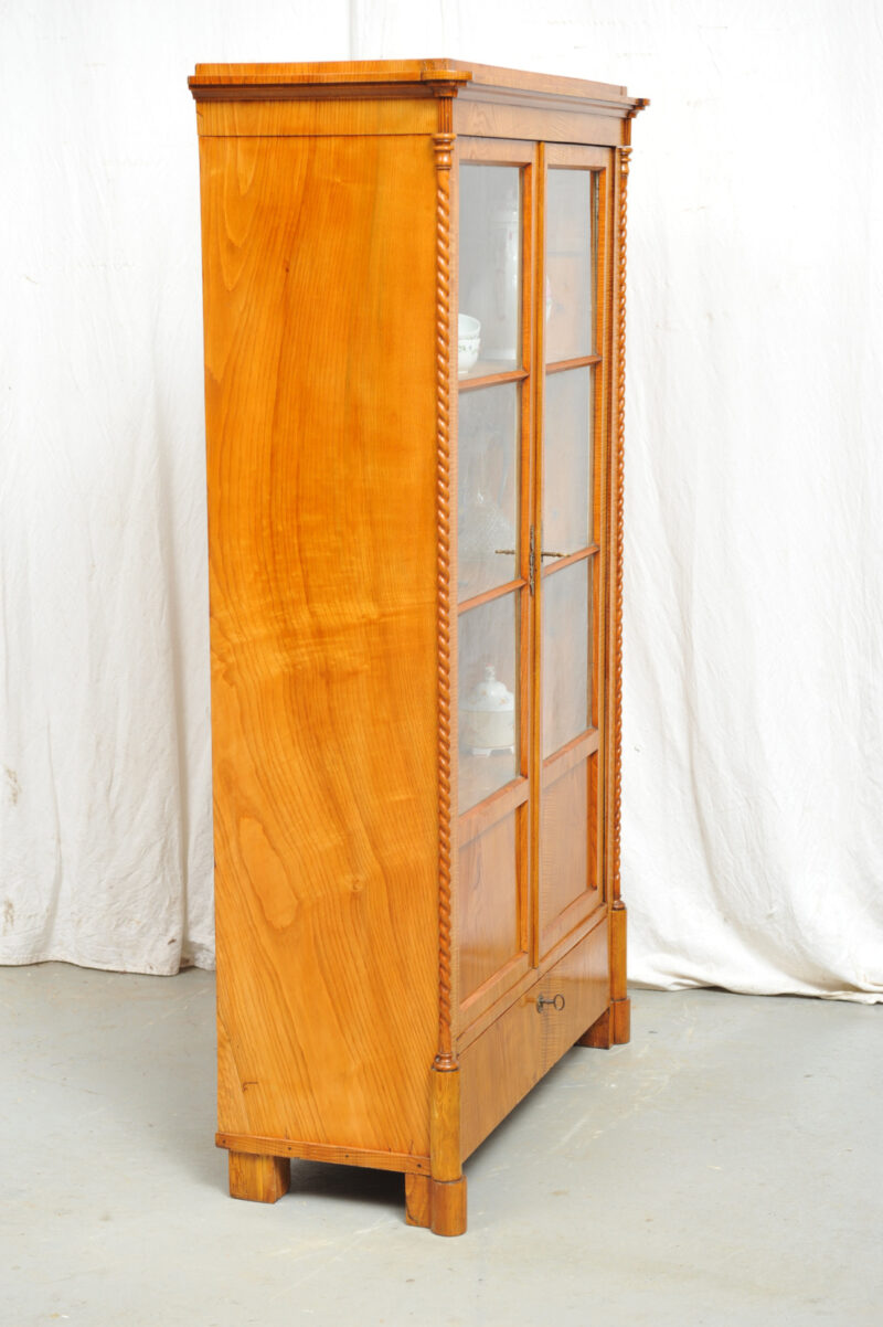 Detail kleiner Biedermeier Bücherschrank Esche