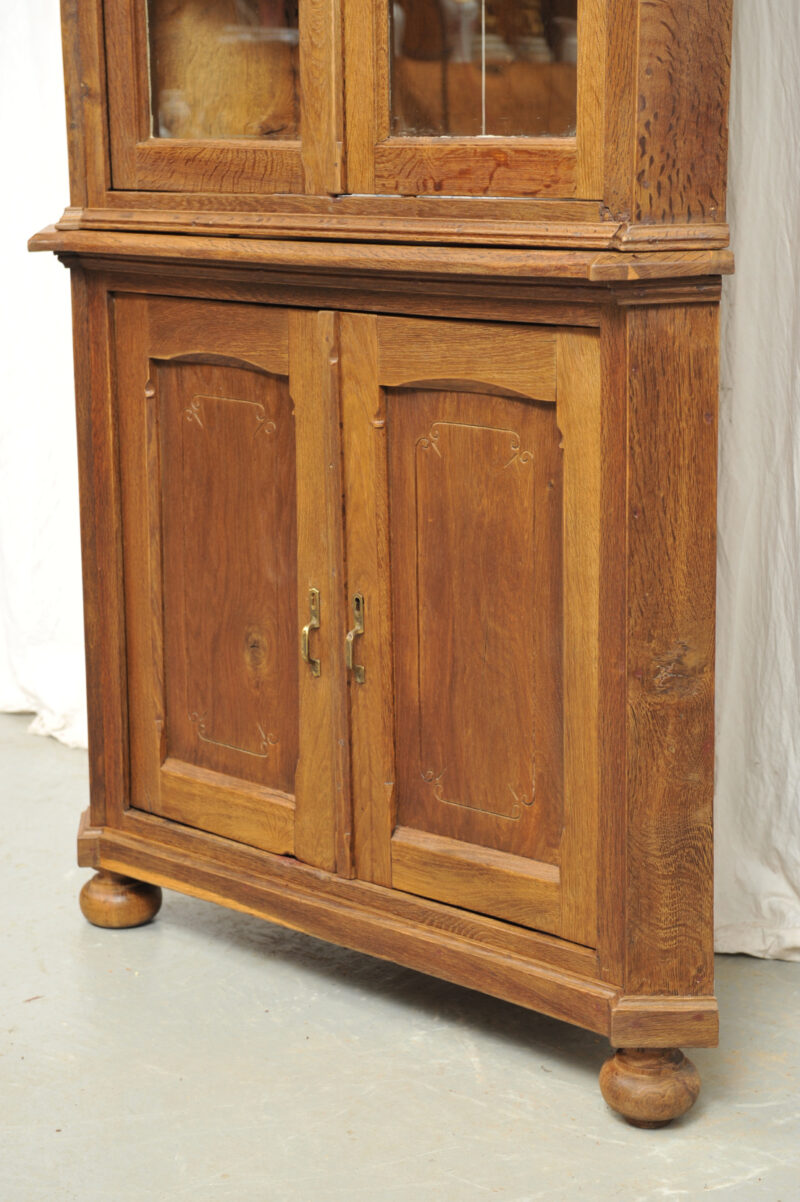 Detail Biedermeier Eckschrank Eiche mit Aufsatzvitrine