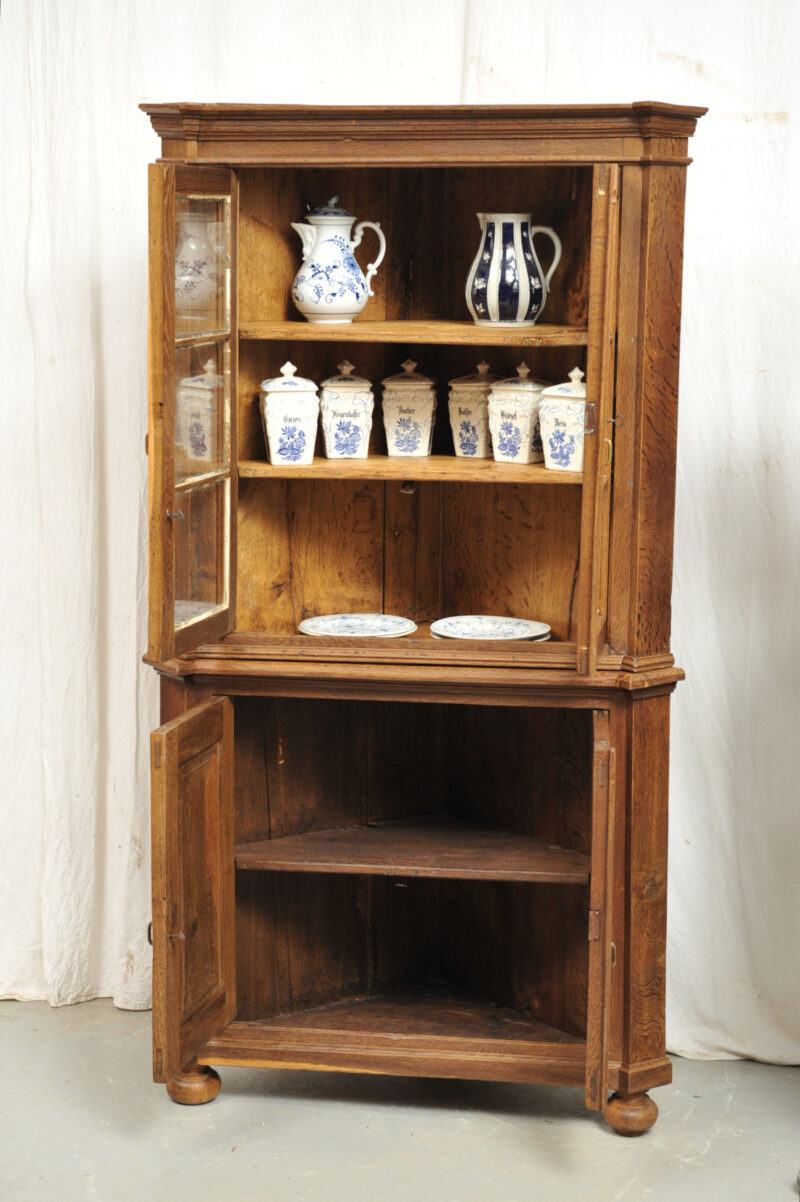 Detail Biedermeier Eckschrank Eiche mit Aufsatzvitrine