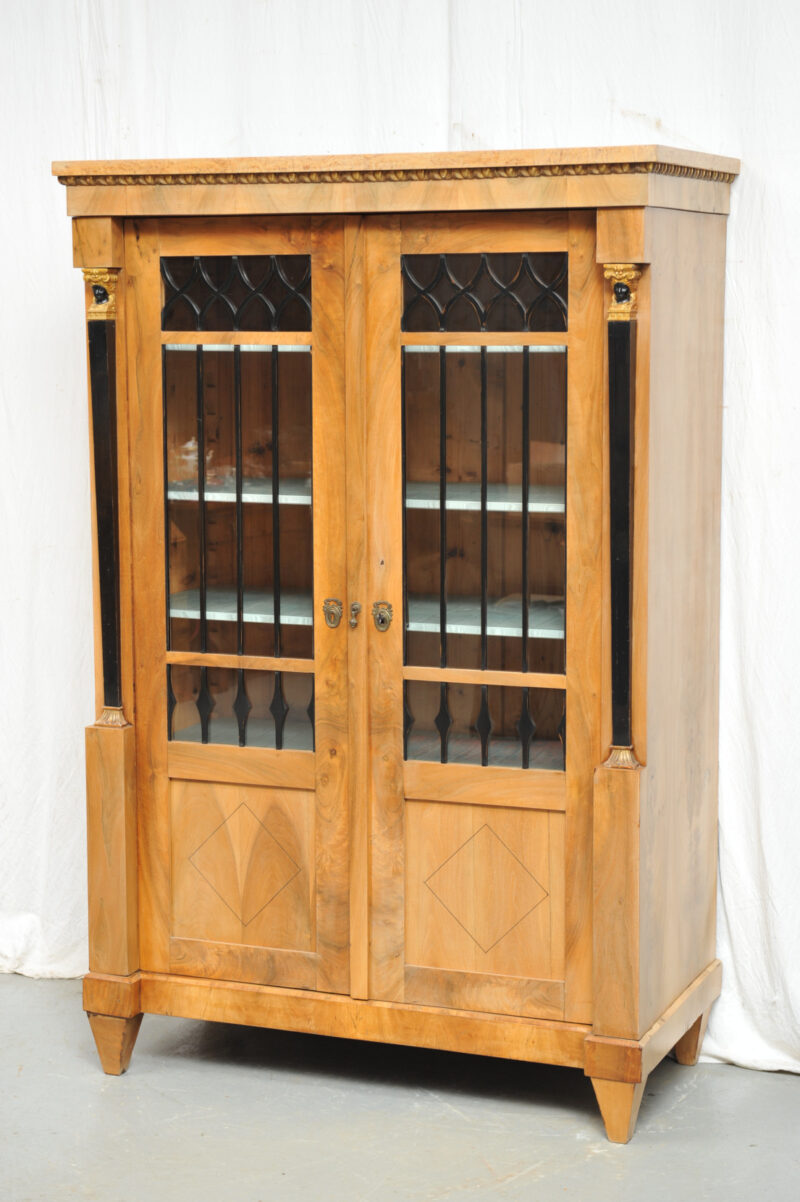 Herrschaftlicher Bibliotheksschrank Wiener Biedermeier