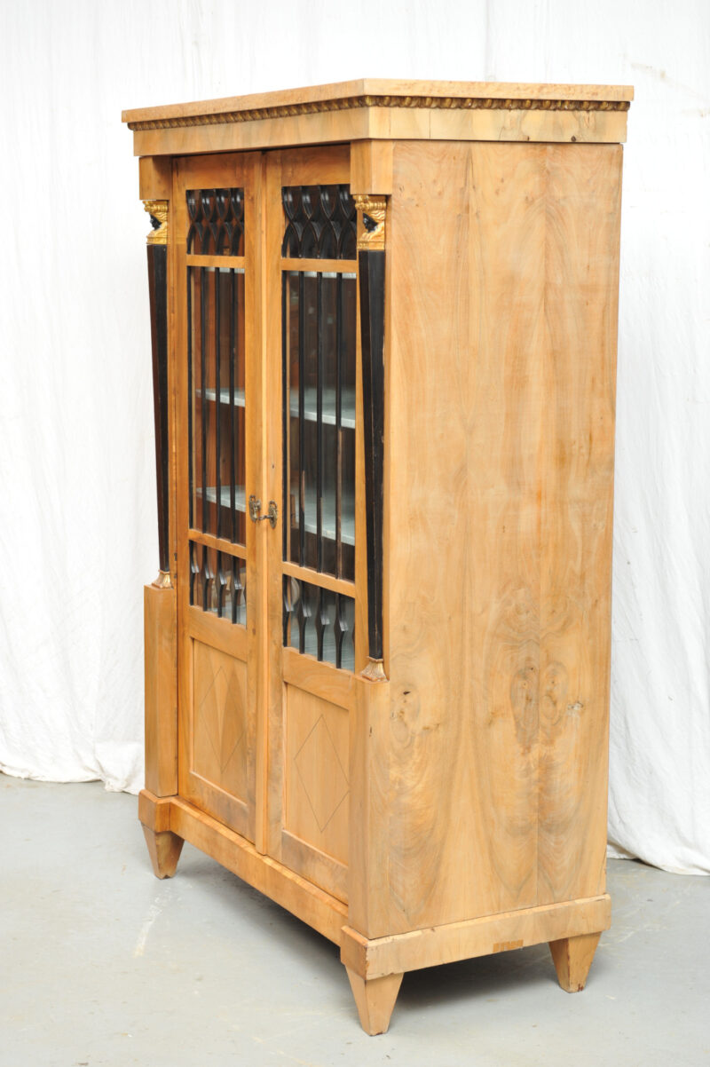 Herrschaftlicher Bibliotheksschrank Wiener Biedermeier