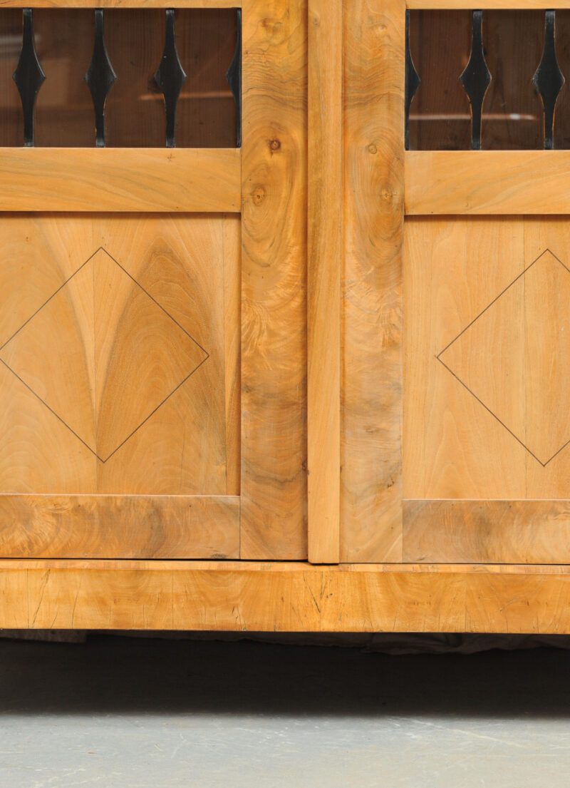 Detail Herrschaftlicher Bibliotheksschrank Wiener Biedermeier