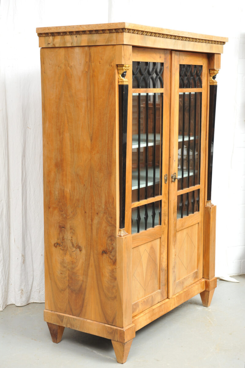 Herrschaftlicher Bibliotheksschrank Wiener Biedermeier