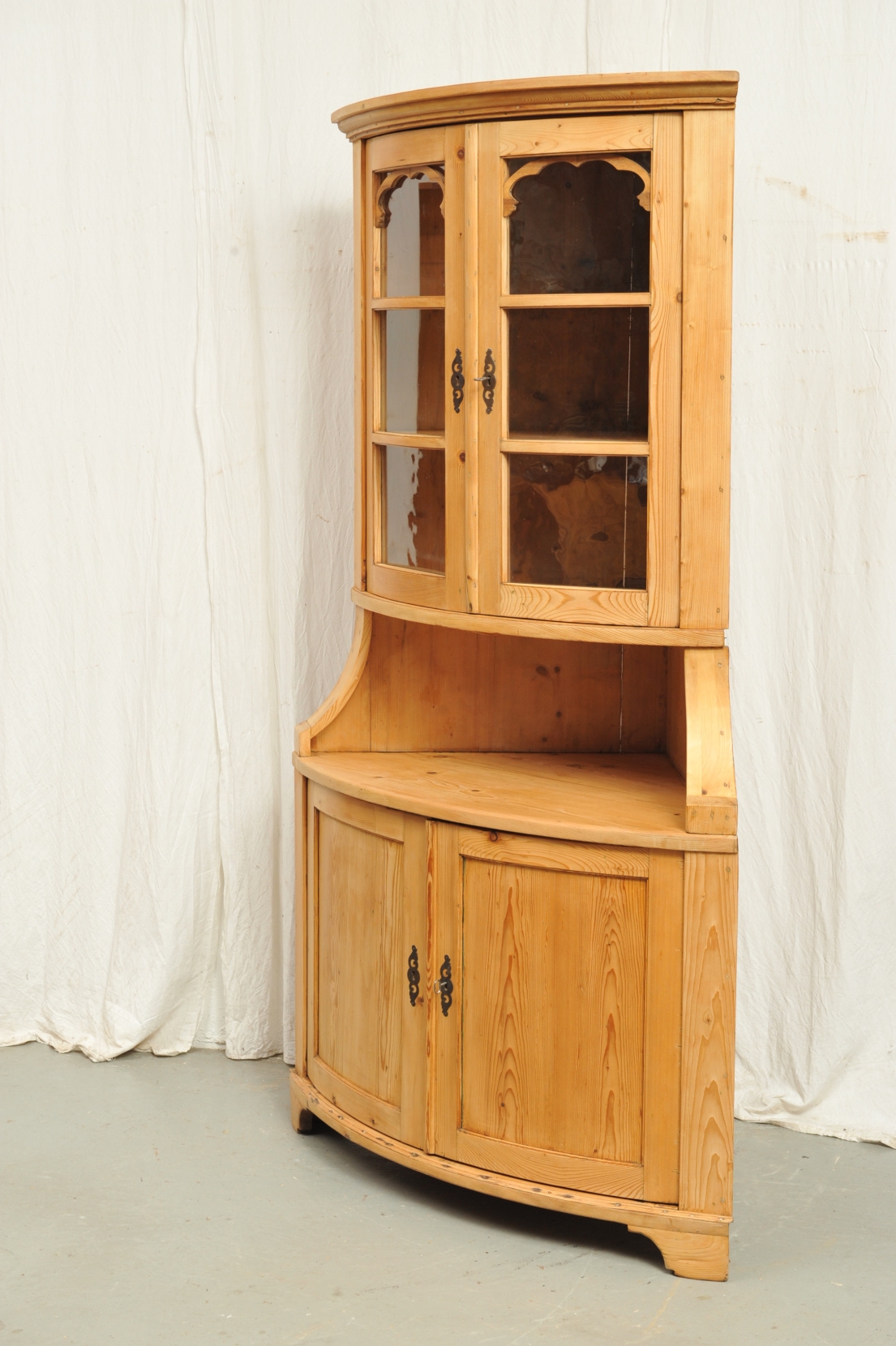 Eckvitrine Biedermeier um 1830 Weichholz